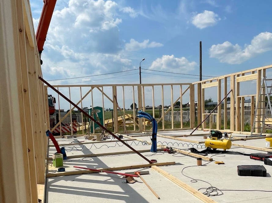 ściany szkieletowe w trakcie montażu